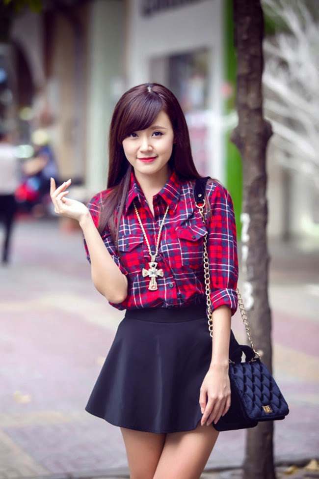 Midu xinh đẹp xuống phố với váy ngắn khoe làng da trắng nõn nà