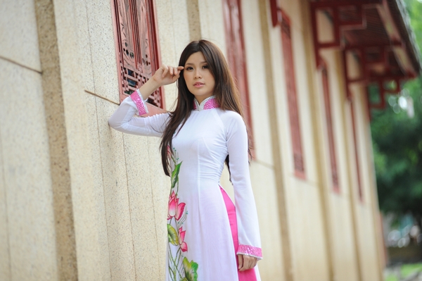 Miss Teen Diễm Trang đằm thắm với áo dài hoa sen