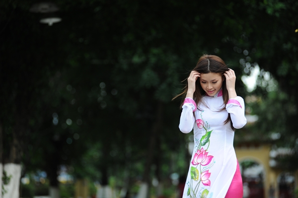 Miss Teen Diễm Trang đằm thắm với áo dài hoa sen