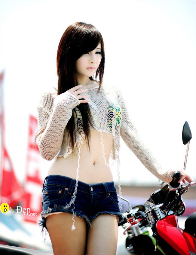 Môt em hàn xinh tươi mặc áo xuyên thấu