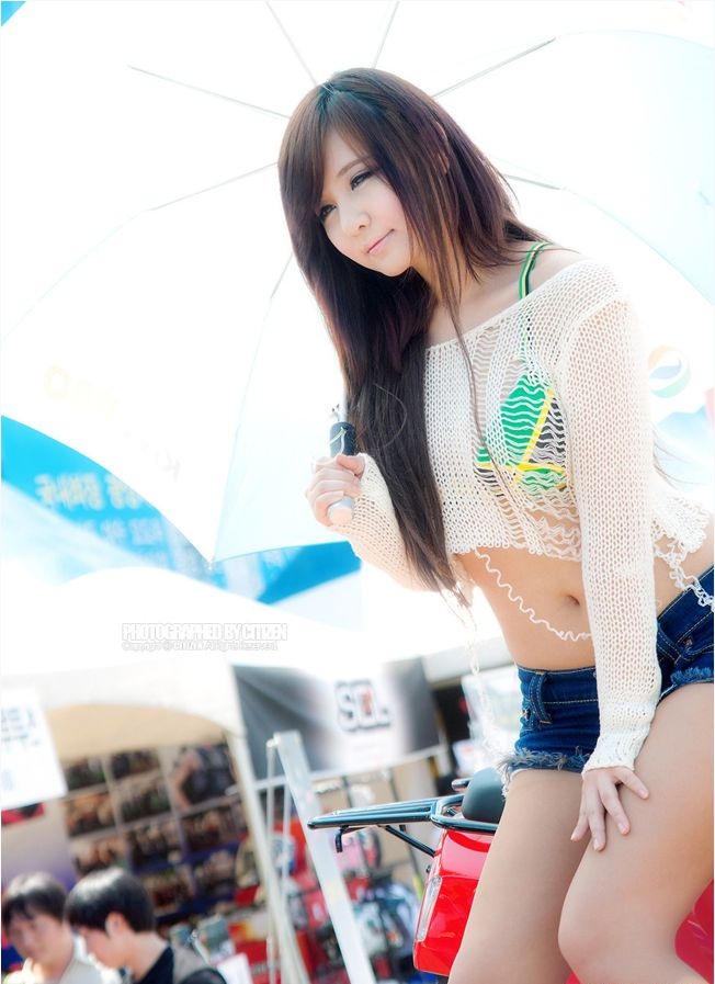 Môt em hàn xinh tươi mặc áo xuyên thấu