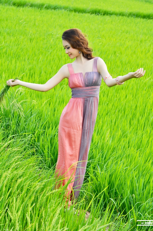 Một em xinh xinh, khiêu dâm giữa cánh đồng