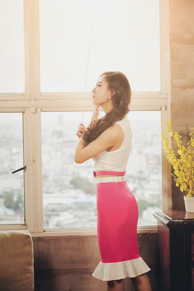 Ngắm DJ OXy với trang phục kín đáo nhưng khoe vòng 1 khủng