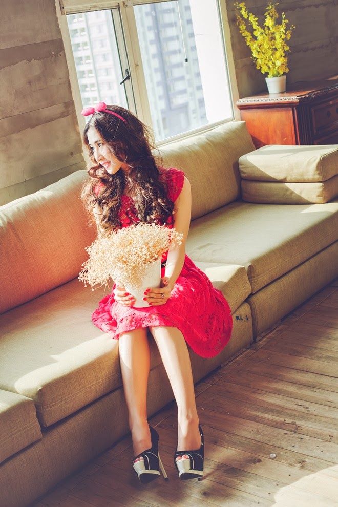 Ngắm DJ OXy với trang phục kín đáo nhưng khoe vòng 1 khủng