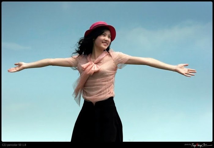 Ngắm hot girl xinh đẹp của đại học Thương Mại