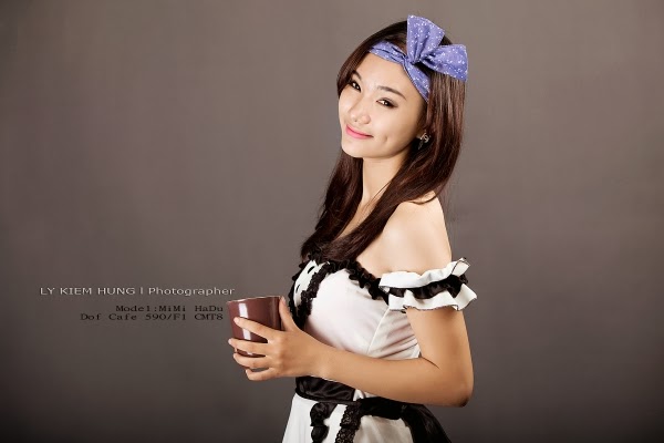 Ngắm người đẹp vai trần với nụ cười má lún đồng tiền