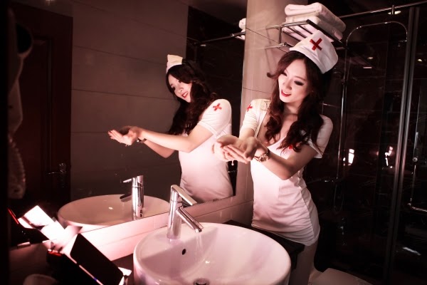 Ngắm nữ y tá xinh đẹp gợi cảm quyến rủ