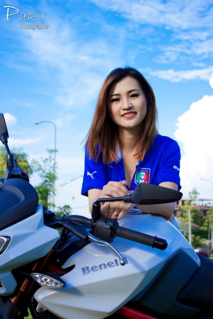 Ngọc Trang quyến rủ bên môtô khủng