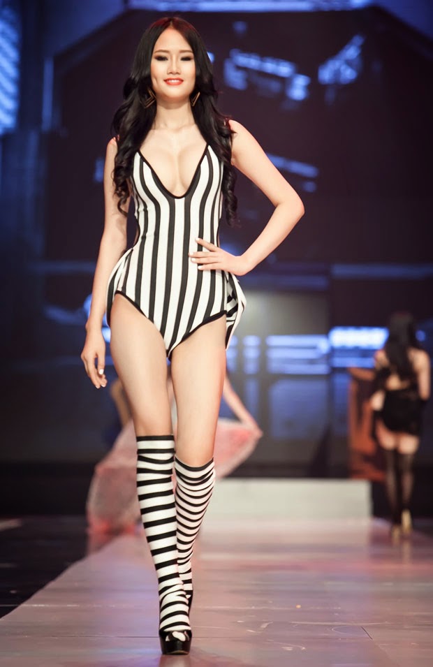 Ngọc Trinh diện nội y đi catwalk