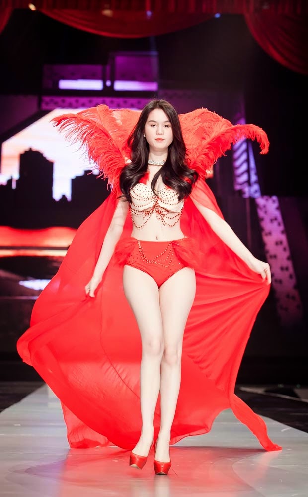 Ngọc Trinh diện nội y đi catwalk