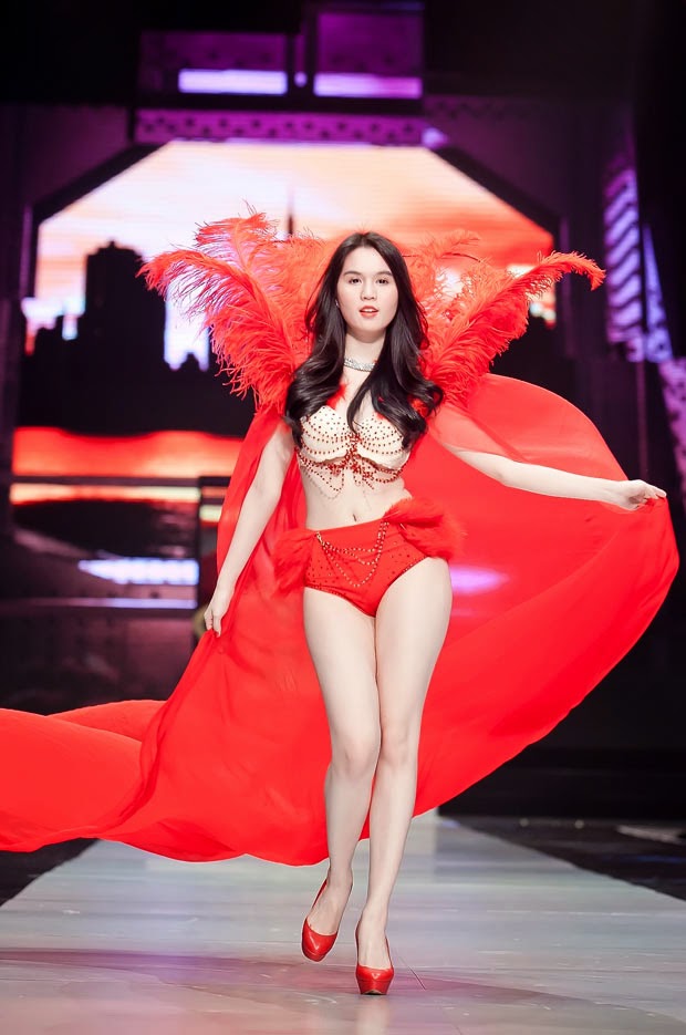 Ngọc Trinh diện nội y đi catwalk