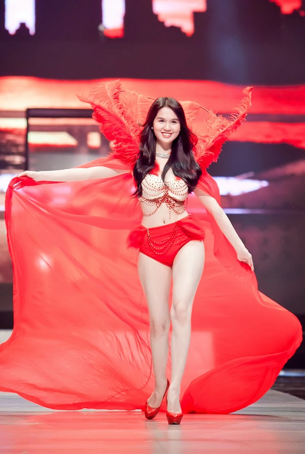 Ngọc Trinh diện nội y đi catwalk