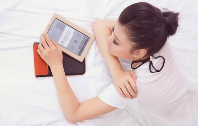 Người đẹp đọ dáng cùng sản phẩm công nghệ