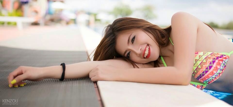 Người đẹp gợi cảm với áo tắm bên hồ bơi