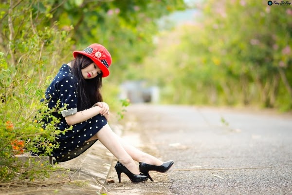 Người đẹp khoe dáng trên đường vắng