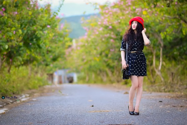 Người đẹp khoe dáng trên đường vắng