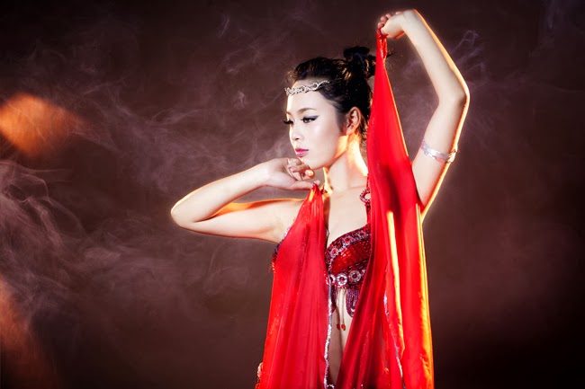 Người đẹp múa cột khoe thân hình bốc lửa