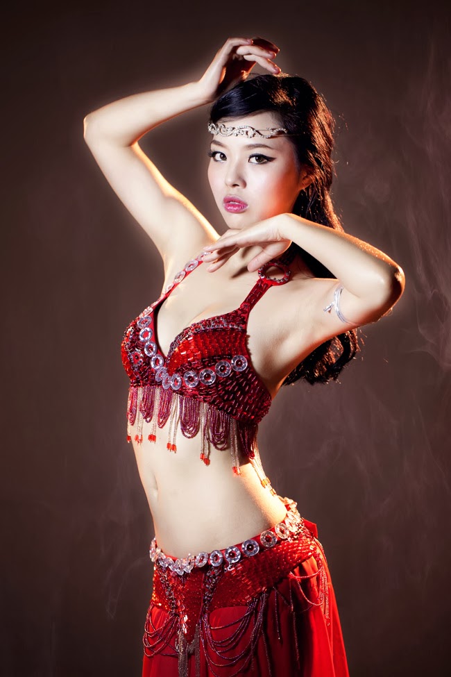 Người đẹp múa cột khoe thân hình bốc lửa