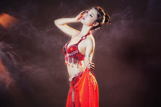 Người đẹp múa cột khoe thân hình bốc lửa