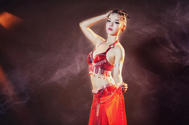 Người đẹp múa cột khoe thân hình bốc lửa