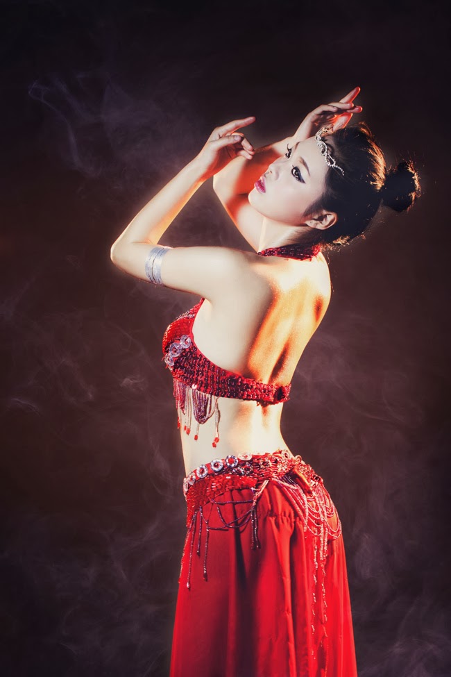 Người đẹp múa cột khoe thân hình bốc lửa
