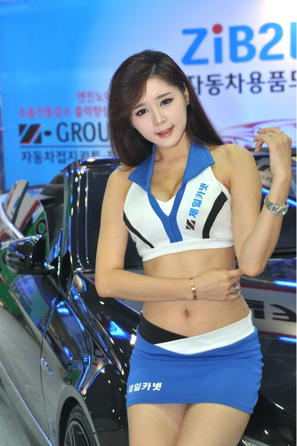 Người đẹp nóng bỏng bên siêu xe