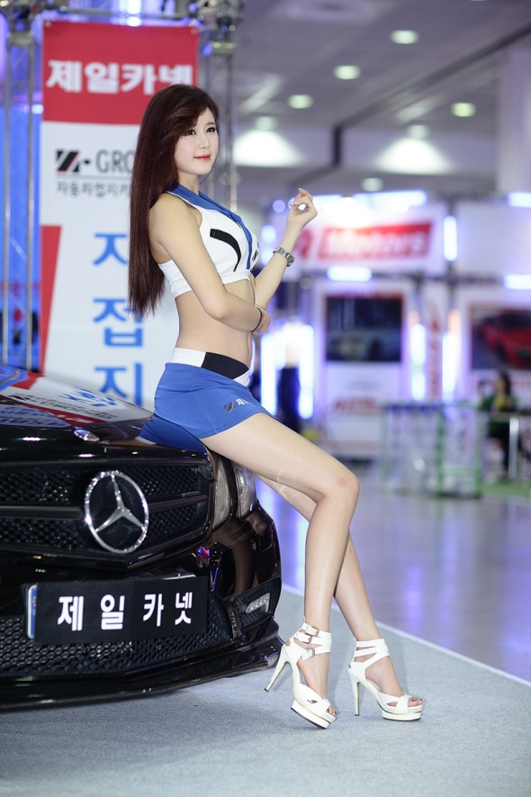 Người đẹp nóng bỏng bên siêu xe