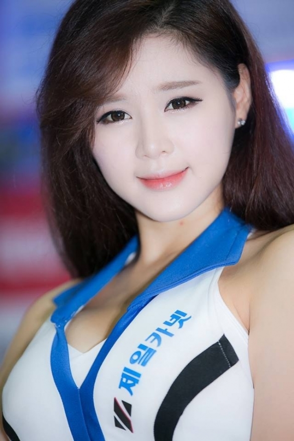 Người đẹp nóng bỏng bên siêu xe