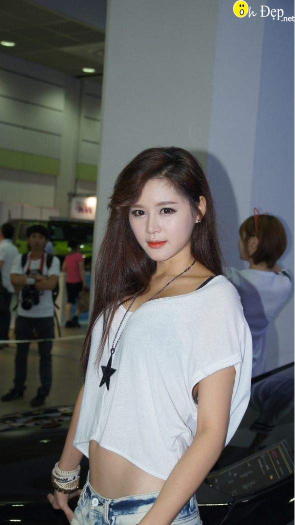 Người đẹp nóng bỏng bên siêu xe