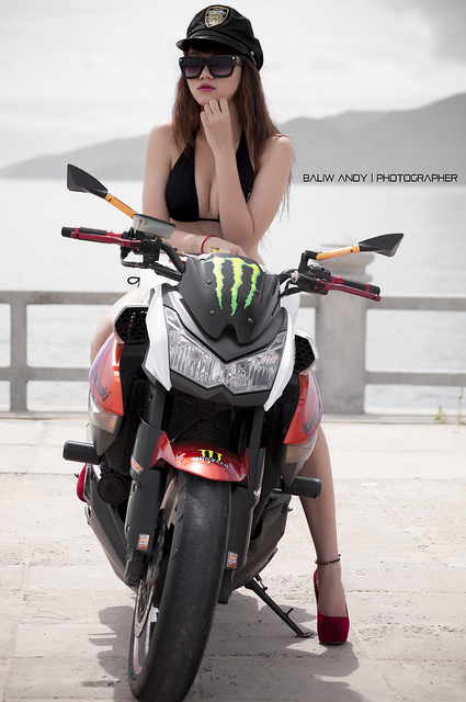 Người đẹp nóng bỏng đọ sắc cùng quái thú Kawasaki Z1000