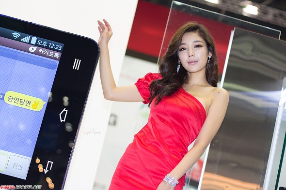 Người mẫu bên smartphone