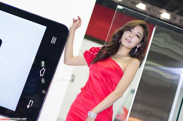 Người mẫu bên smartphone