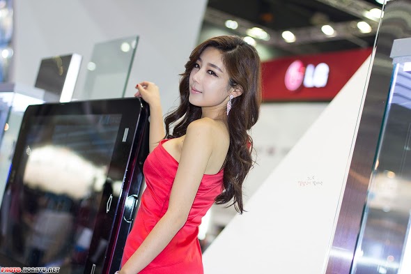 Người mẫu bên smartphone