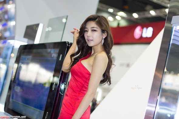 Người mẫu bên smartphone