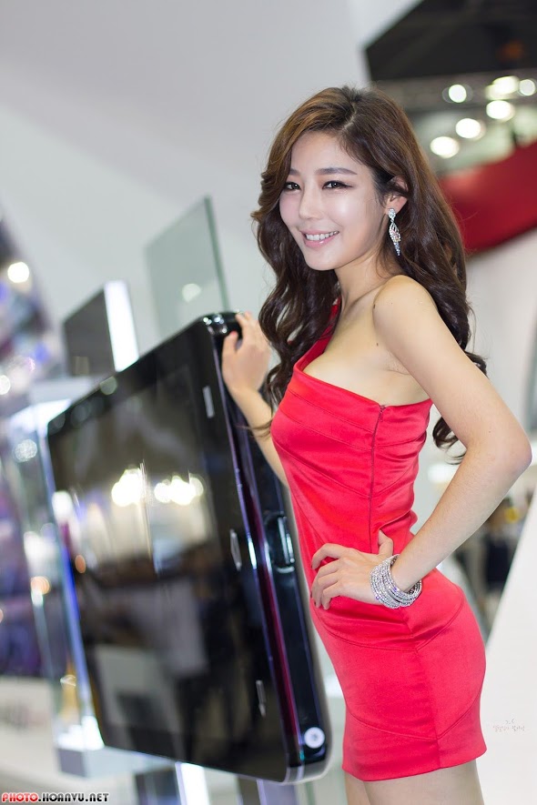 Người mẫu bên smartphone