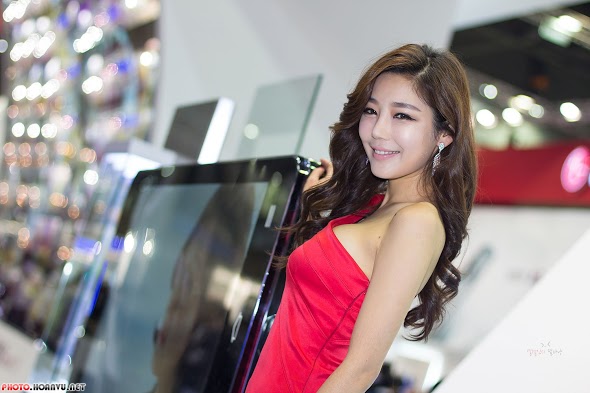 Người mẫu bên smartphone