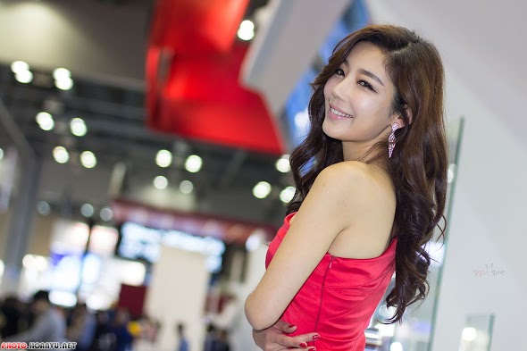 Người mẫu bên smartphone