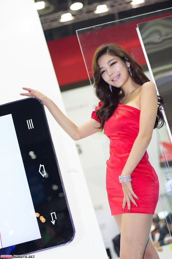 Người mẫu bên smartphone