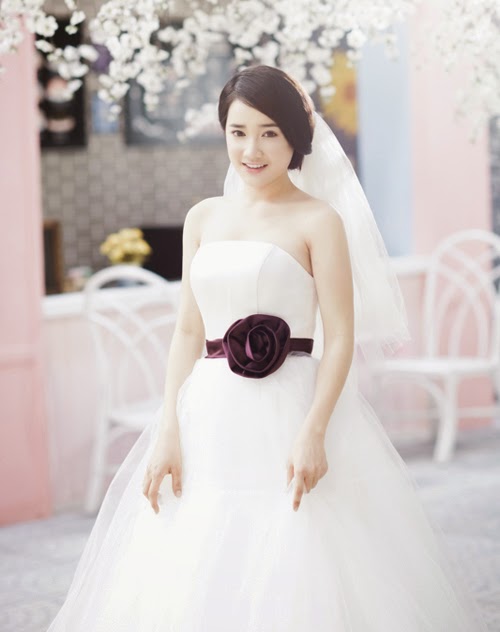 Nhã Phương quyến rủ với váy trắng