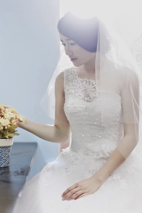 Nhã Phương quyến rủ với váy trắng