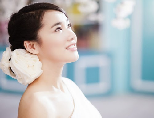 Nhã Phương quyến rủ với váy trắng