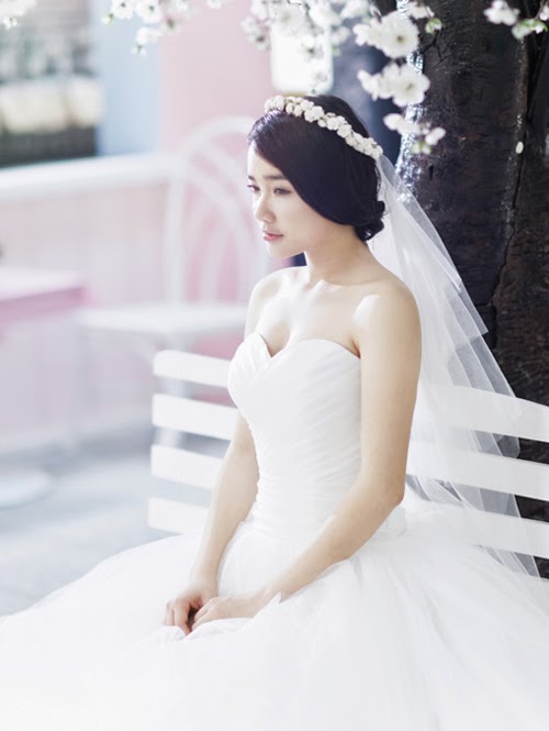 Nhã Phương quyến rủ với váy trắng