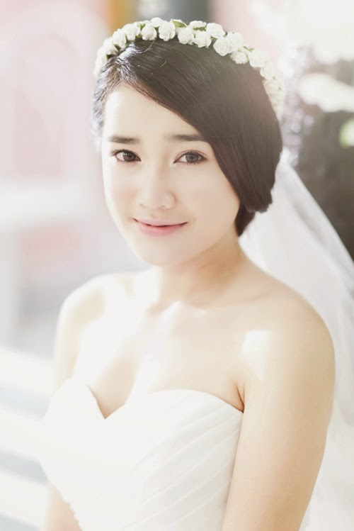 Nhã Phương quyến rủ với váy trắng