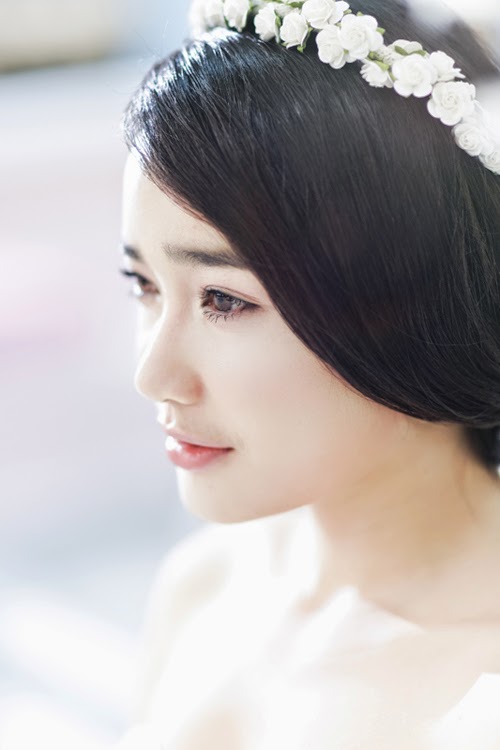 Nhã Phương quyến rủ với váy trắng