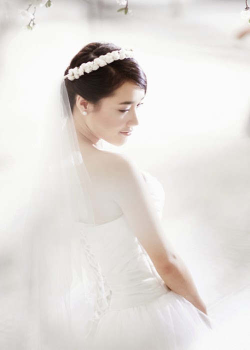 Nhã Phương quyến rủ với váy trắng
