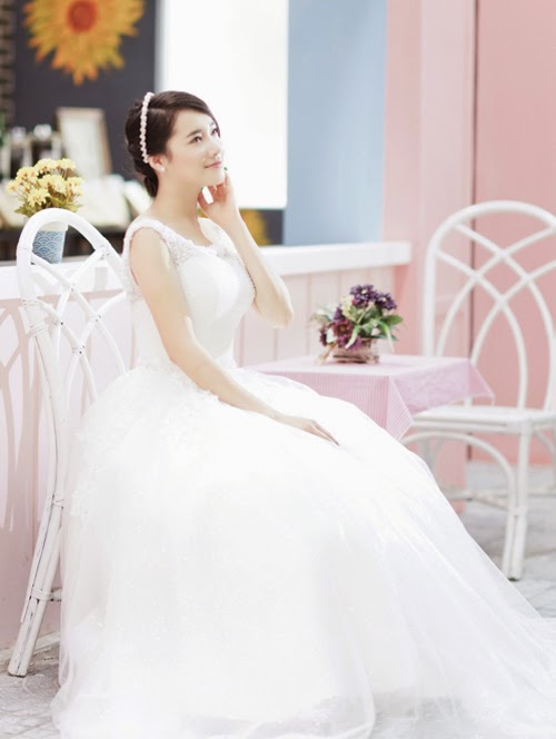 Nhã Phương quyến rủ với váy trắng