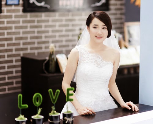 Nhã Phương quyến rủ với váy trắng
