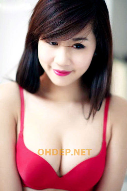Nu Phạm sexy với màu hồng