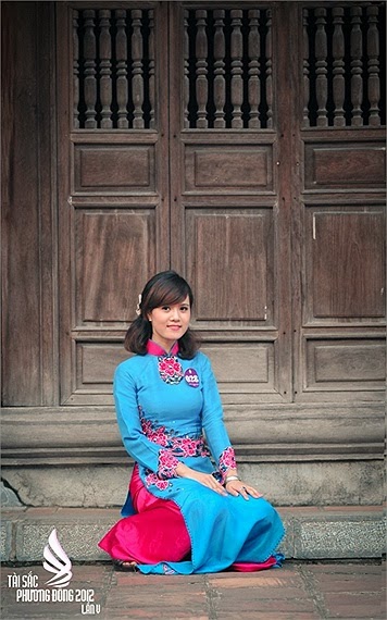 Nữ sinh đại học Phương Đông duyên dáng áo dài
