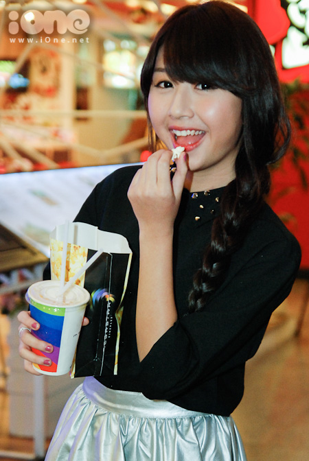 Quỳnh Anh Shyn rủ người yêu Bê Trần đi xem phim